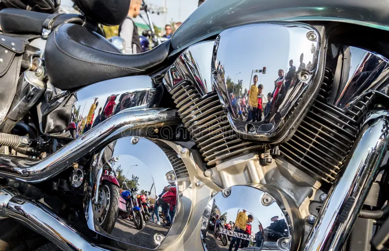 peças-cromadas-da-motocicleta-em-um-dia-ensolarado-105947399