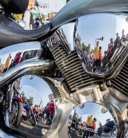 peças-cromadas-da-motocicleta-em-um-dia-ensolarado-105947399